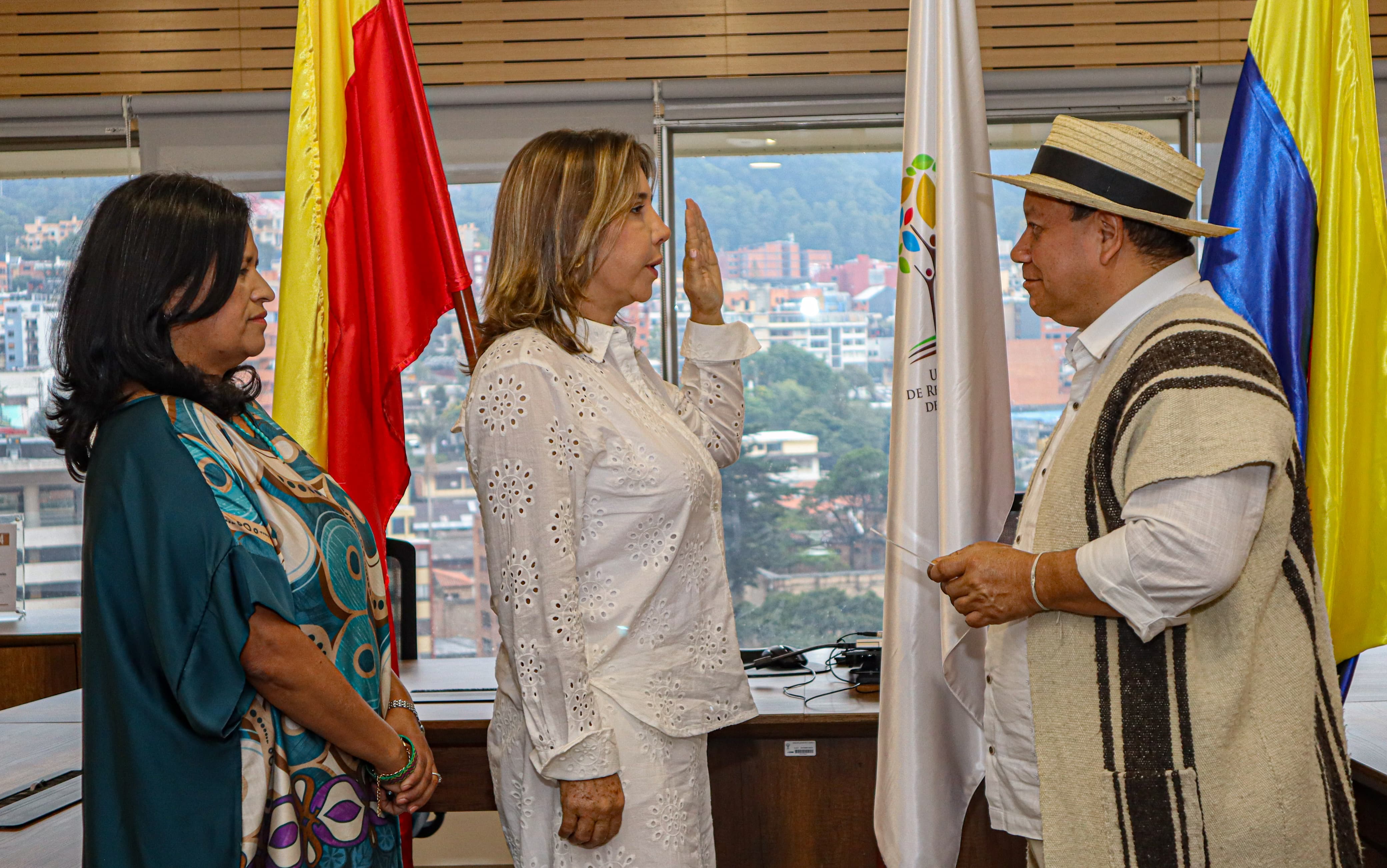 Ramírez se destaca por su liderazgo en la construcción de justicia social y el trabajo en favor de las víctimas del conflicto armado. Cuenta con una amplia trayectoria en el ejercicio de funciones públicas.