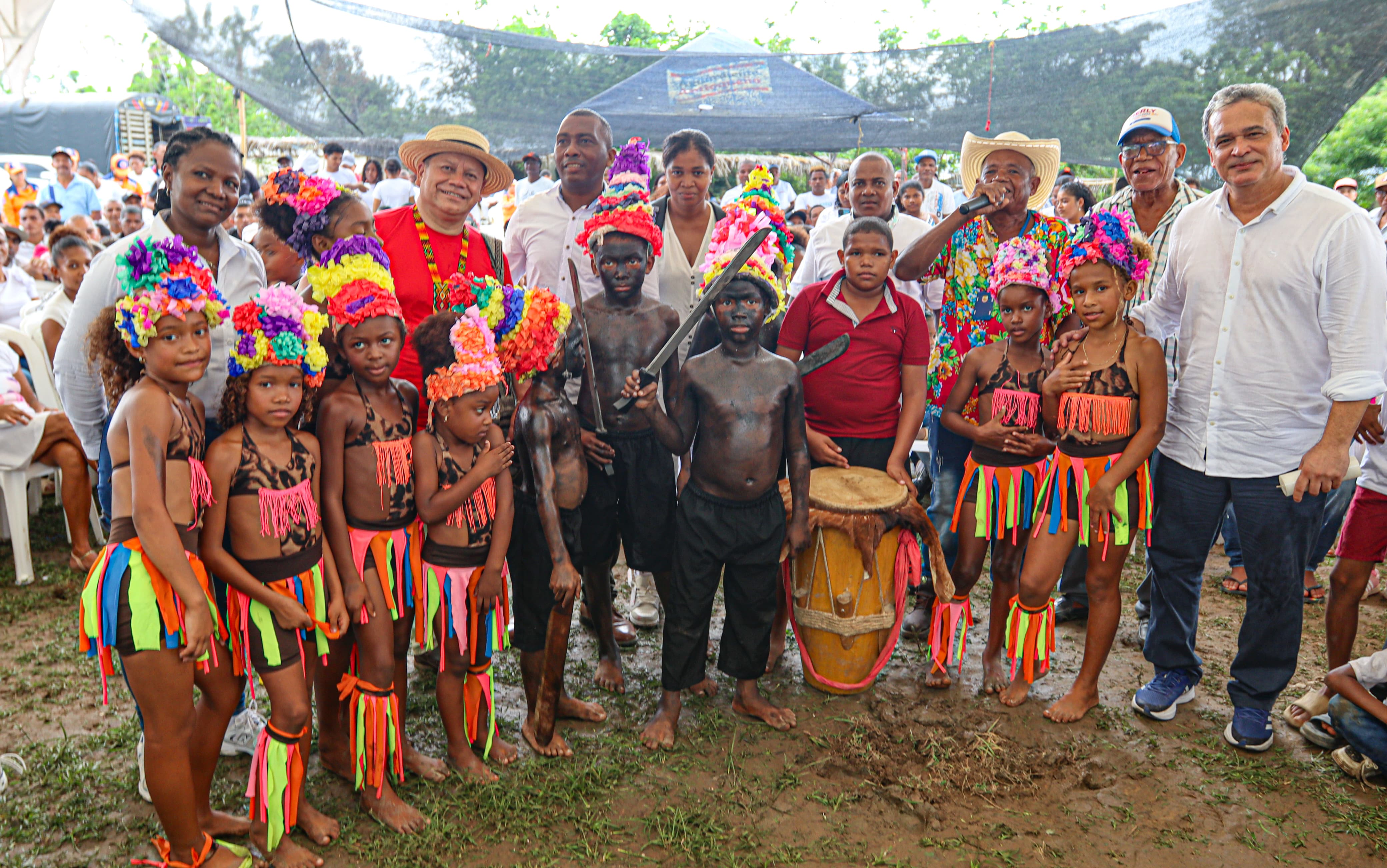 El director general de la entidad, Giovani Yule, llegó al corregimiento El Paraíso para hacer la entrega al Consejo Comunitario de Comunidades Negras de Santo Madero.