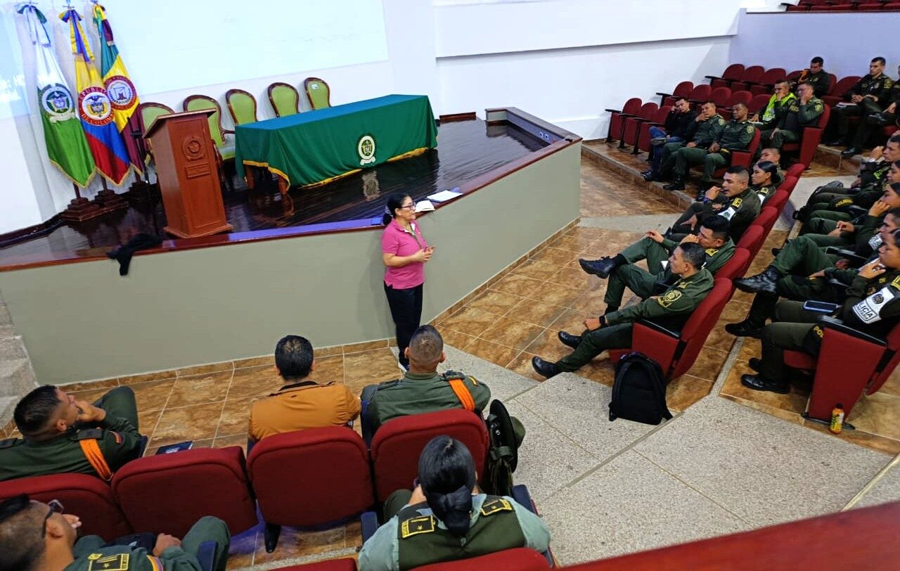 La Policía departamental participó en una jornada de capacitación liderada por la entidad, con el fin de fortalecer el acompañamiento de seguridad a las labores de reparación integral en la región.