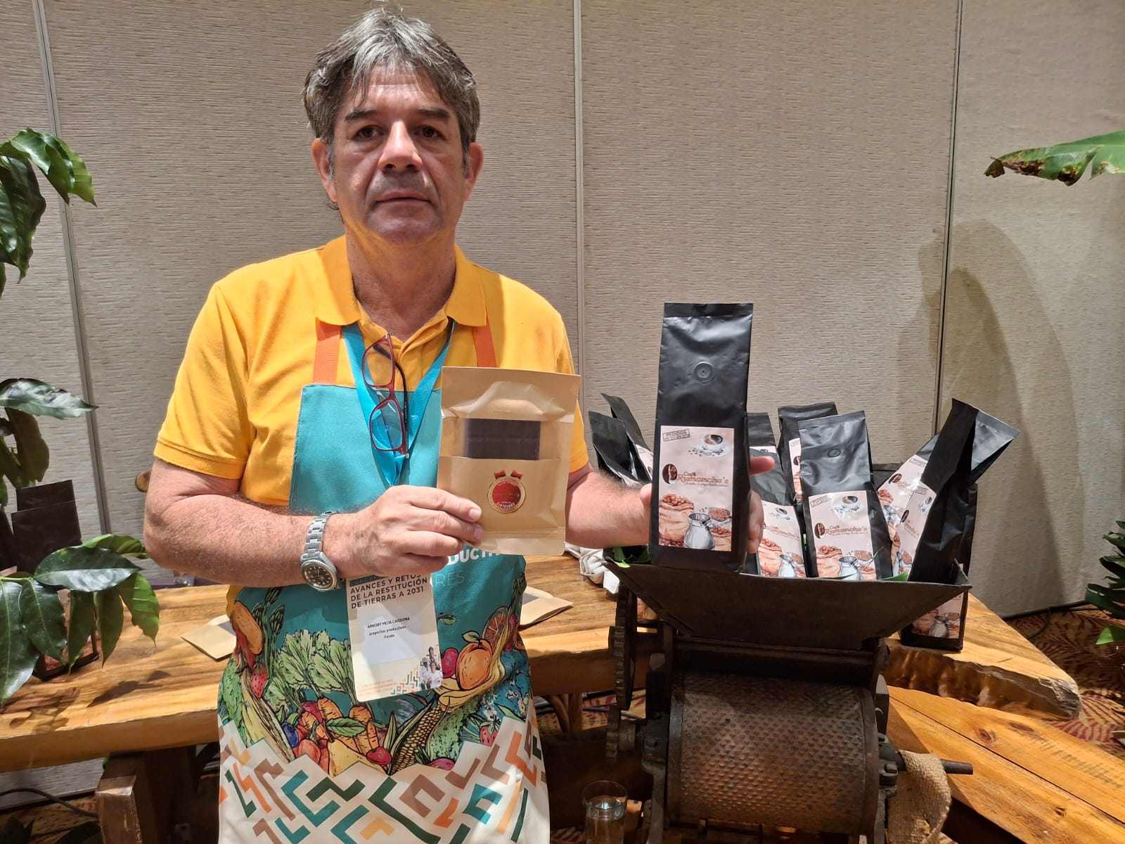En el silencio de la montaña, mientras el café se tuesta y el chocolate se enfría, Arnoby Mejía sabe que su mayor cosecha es haber recuperado la tierra y, con ella, la esperanza.