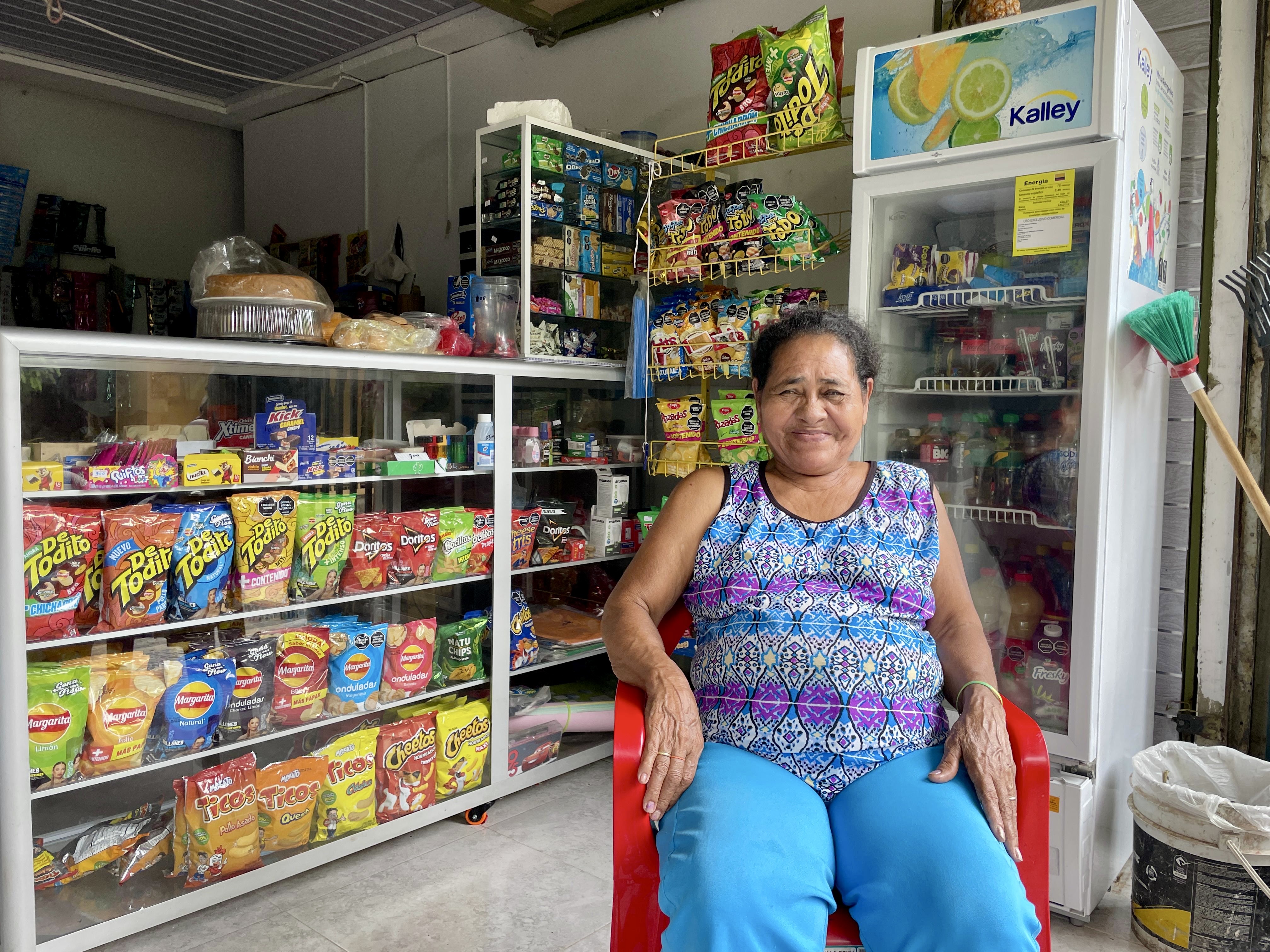 Tras años marcados por la violencia, esta víctima recuperó sus sueños y tranquilidad gracias a la restitución de tierras. Hoy lidera su proyecto productivo: una tienda de abarrotes llamada ‘La Tormenta’. 