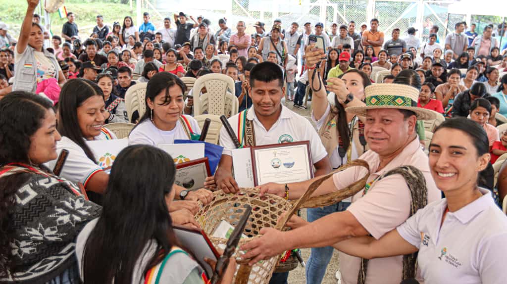 Esta reparación integral beneficia a 4.000 personas que integran 962 familias, pertenecientes a los resguardos Pipaita Palvi Yaguapí, Planadas Telembí, Tronquería Pulgande Palicito, Tortugaña Telembí y Ñambí Piedra Verde. 